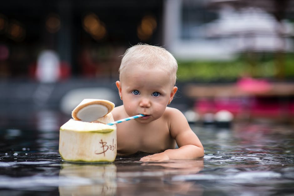 Bild eines Babys, das kein Wasser trinkt