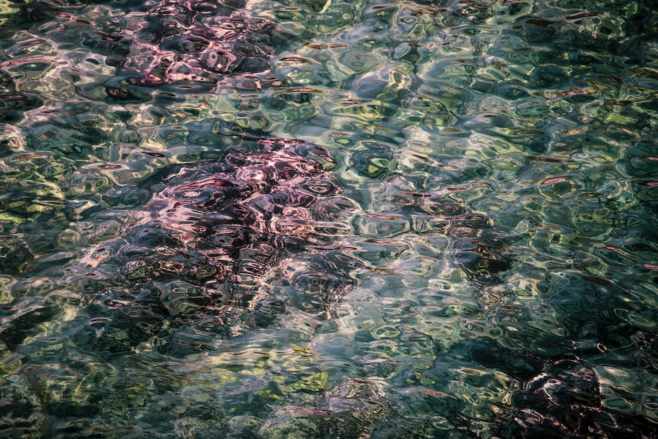 Wasseransammlung in den Beinen erkennen und behandeln